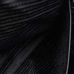 مملوكة مسبقًا حقيبة مستندات برادا نايلون معاد تدويره وجلد سافيانو أسود