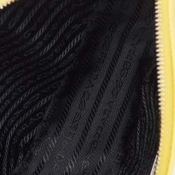 مملوكة مسبقًا حقيبة برباط ثلاثي الزوايا برادا جلد أصفر