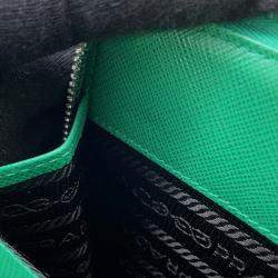 مملوكة مسبقًا حقيبة هاتف ذكي برادا جلد سافيانو أخضر مثلثية الشكل