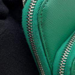 مملوكة مسبقًا حقيبة هاتف ذكي برادا جلد سافيانو أخضر مثلثية الشكل