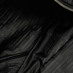 مملوكة مسبقًا Prada Triangle Logo Embossed Black Vitello Dain Leather Bag