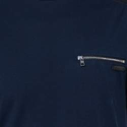 مملوكة مسبقًا تي شيرت برادا رقبة مستديرة مزين جيب بسحاب حافة متباينة قطن أزرق كحلي مقاس كبير (لارج)