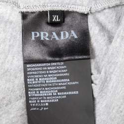 Pre Owned تي شيرت برادا قطن رصاصي بأكمام قصيرة رقبة حرف في مقاس كبير جدًا - إكس لارج