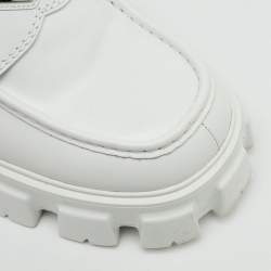 Pre Owned حذاء لوفرز برادا مونوغرافي جلد أبيض مقاس 42.5