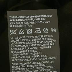 مملوكة مسبقًا قميص سان لوران بأكمام طويلة من الكريب بطبعة نجوم سوداء مقاس كبير جداً