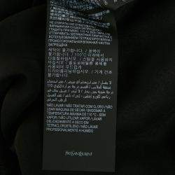 مملوكة مسبقًا قميص سان لوران بأكمام طويلة من الكريب بطبعة نجوم سوداء م قاس كبير جداً