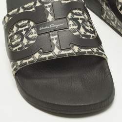 Pre Owned صندل سلايد سالفاتوري فيراغامو غانسيني مطاطي بلونين مقاس 43