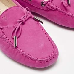 مملوكة مسبقًا Tod's Pink Suede Bow Driver Loafers Size 39