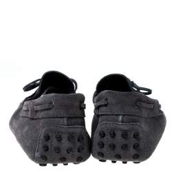 مملوكة مسبقًا Tod's Grey Suede Leather Bow Slip On Loafers Size 42