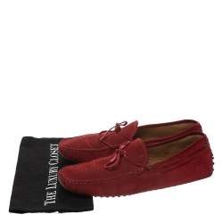 مملوكة مسبقًا حذاء لوفرز تودز "دريفينغ" مزين بفيونكة سويدي أحمر مقاس 45