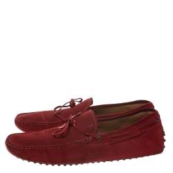 مملوكة مسبقًا حذاء لوفرز تودز "دريفينغ" مزين بفيونكة سويدي أحمر مقاس 45