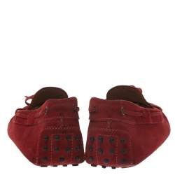 مملوكة مسبقًا حذاء لوفرز تودز "دريفينغ" مزين بفيونكة سويدي أحمر مقاس 45