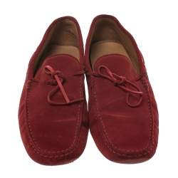 مملوكة مسبقًا حذاء لوفرز تودز "دريفينغ" مزين بفيونكة سويدي أحمر مقاس 45