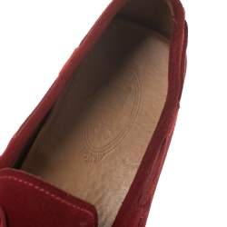 مملوكة مسبقًا حذاء لوفرز تودز "دريفينغ" مزين بفيونكة سويدي أحمر مقاس 45
