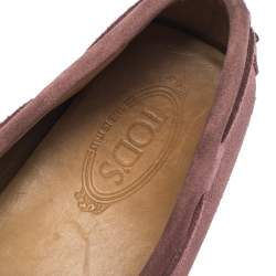 مملوكة مسبقًا Tod's Pink Suede Bow Detail Driving Loafers Size 45