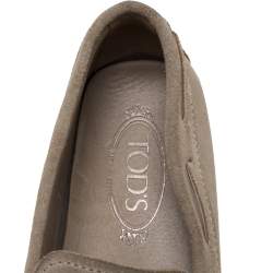 مملوكة مسبقًا  Tod's Grey Suede Bow Slip On Loafers Size 41