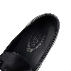 Pre Owned حذاء لوفرز تودز جلد أسود مزين شعار الماركة حرف تي سليب أون مقاس 43