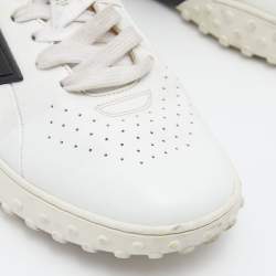 مملوكة مسبقًا حذاء رياضي تودز منخفض من أعلى رباط سويدي و جلد و قماش أبيض و رصاصي مقاس 44