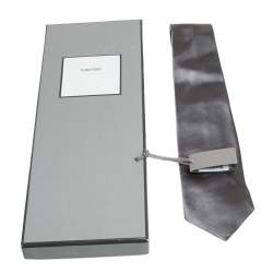 مملوكة مسبقًا ربطة عنق توم فورد حرير ساتان رصاصي صوليد