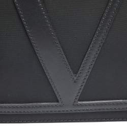 مملوكة مسبقًا حقيبة خصر فالنتينو جلد ونايلون أسود بشعار V