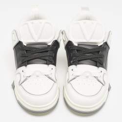 مملوكة مسبقًا حذاء رياضي فالنتينو VL7N جلد وكانفاس رصاصي/أبيض بعنق منخفض مقاس 42