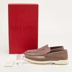 مملوكة مسبقًا حذاء لوفرز فالنتينو سليب أون قماش مميز وجلد بني طيني روكستد مقاس 42.5