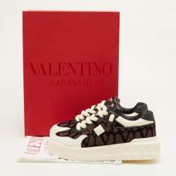 مملوكة مسبقًا حذاء رياضي فالنتينو ون ستد كبير جدا مقاس 41.5 من جاكار وجلد بنقشة أيقونوغراف بني داكن/أبيض