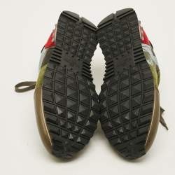 مملوكة مسبقًا حذاء رياضي فالنتينو روك رانر جلد وكانفاس مموه مطبوع متعدد الألوان مقاس 36