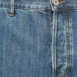 مملوكة مسبقًا شورت فالنتينو دنيم أزرق بجيب وتفاصيل V مقاس صغير/ محيط الخصر 32 بوصة