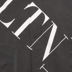 مملوكة مسبقًا جواكيت باركا فالنتينو صناعية بشعار مطبوع سوداء مقاس إكسترا لارج