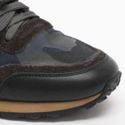 مملوكة مسبقًا حذاء رياضي فالنتينو روك رنر قماش مموه أزرق وزلك مقاس 41