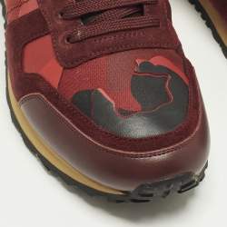 Pre Owned حذاء رياضي فالنتينو روكرانر سويدي وجلد وقماش مموه كاموفلاج أحمر مقاس 41