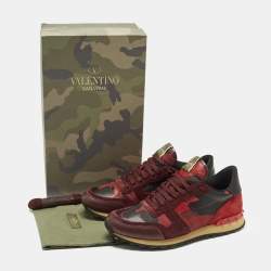 Pre Owned حذاء رياضي فالنتينو روكرانر سويدي وجلد وقماش مموه كاموفلاج أحمر مقاس 41