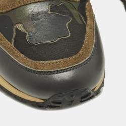 مملوكة مسبقًا حذاء رياضي فالنتينو روك رانر سويدي وجلد نمط مموه متعدد الألوان عنق منخفض مقاس 38