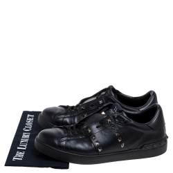 مملوكة مسبقًا Valentino Black Leather Studded Low Top Sneakers Size 43