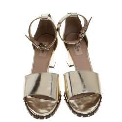 Pre Owned صندل فالنتينو سيور كاحل كعب شانكى روكستد جلد لامع ذهبى مقاس 41