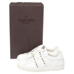 مملوكة مسبقًا حذ اء رياضى فالنتينو منخفض من أعلى أنتايتلد روكستد جلد أبيض مقاس 40.5