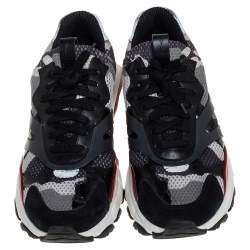 Pre Owned حذاء رياضي فالنتينو باونس شبك وسويدي بطبعة مموهة متعدد الألوان وعنق منخفض مقاس 43