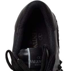 مملوكة مسبقًا حذاء رياضي فالنتينو روكستد سويدي وجلد أسود عنق منخفض مقاس 43