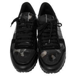 Pre Owned حذاء رياضى مفتوح فالنتينو نايلون وسويدي كاموفلاد أسود وأزرق داكن مقاس 42.5