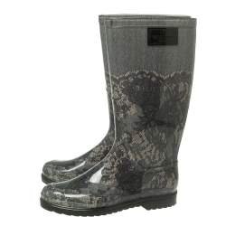 Pre Owned حذاء بوت مطر فالنتينو مطاط مطبوع دانتيل مقاس 38