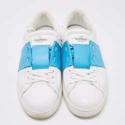 مملوكة مسبقًا Valentino White/Blue Leather Rockstud Low Top Sneakers Size 42