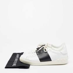 Pre Owned حذاء رياضي فالنتينو جلد أسود/ أبيض مرصع برباط مقاس 43