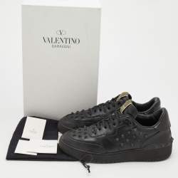 مملوكة مسبقًا Valentino Black Leather Rockstud Low Top Sneakers Size 43