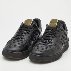 مملوكة مسبقًا Valentino Black Leather Rockstud Low Top Sneakers Size 43