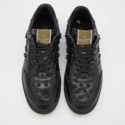 مملوكة مسبقًا Valentino Black Leather Rockstud Low Top Sneakers Size 43