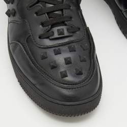 مملوكة مسبقًا Valentino Black Leather Rockstud Low Top Sneakers Size 43