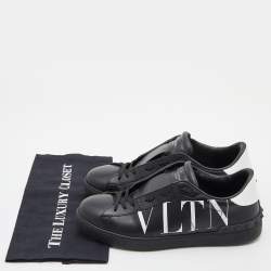 مملوكة مسبقًا Valentino Black/White Leather VLTN Rockstud Low Top Sneakers Size 42