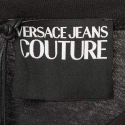 مملوكة مسبقًا تِي شيرت فيرساتشي جينز كوتور قطن أسود مطبوع بالشعار ياقة دائرية مقاس وسط