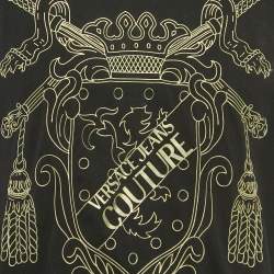 Pre Owned تي شيرت فيرساتشي جينز كوتور جيرسي أسود مطبوع بالشعار مقاس كبير جداً